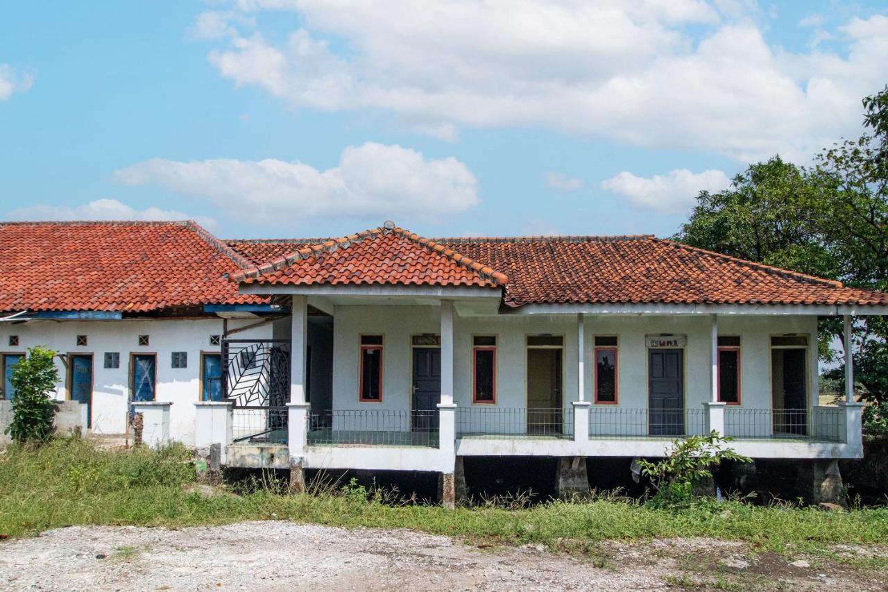 Spot On 92832 Al Mahira Syariah Hotel Majalengka Exterior photo