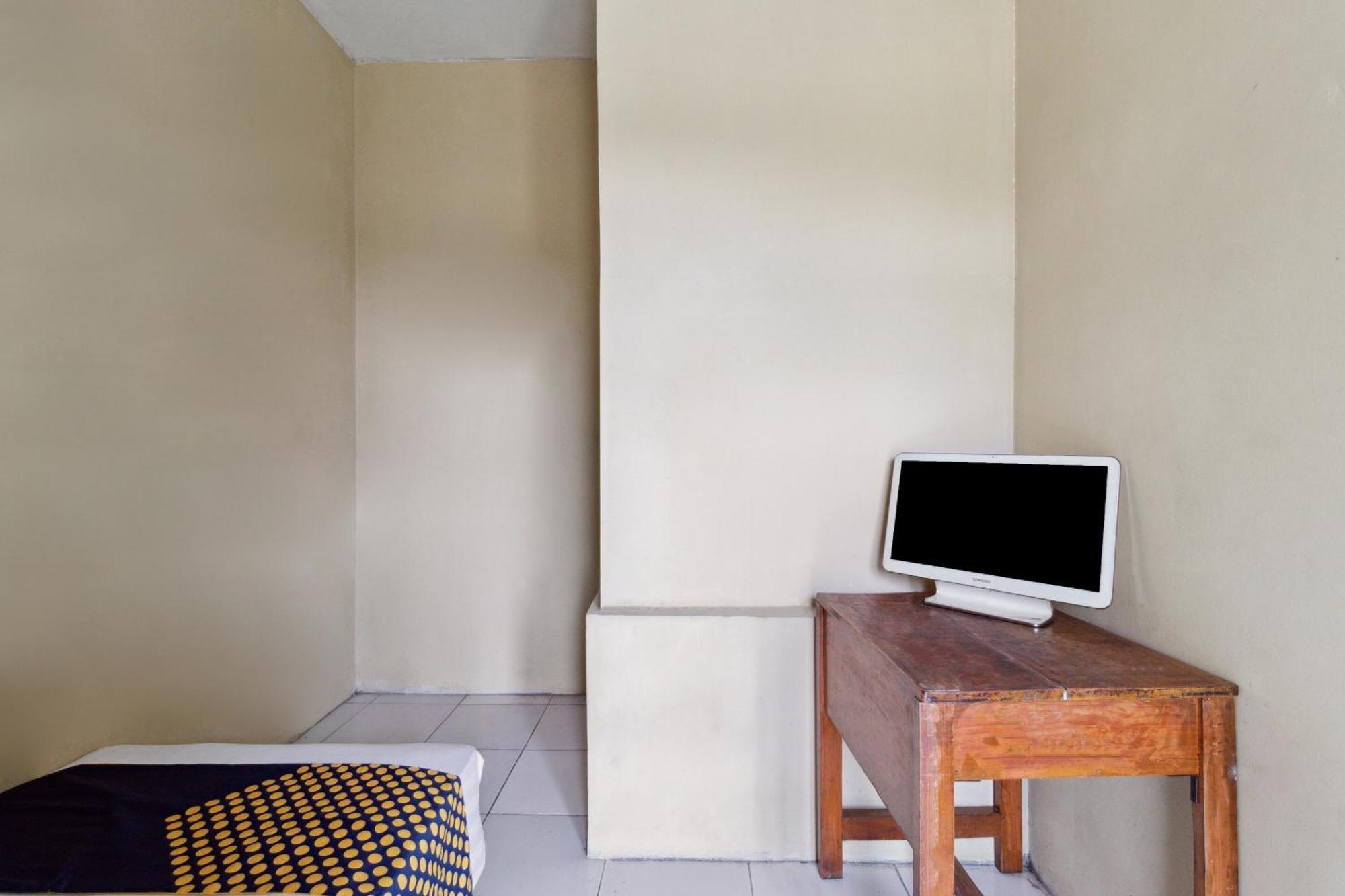 Spot On 92832 Al Mahira Syariah Hotel Majalengka Exterior photo