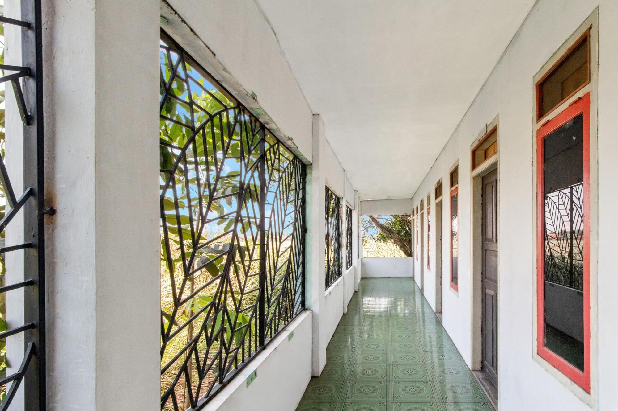 Spot On 92832 Al Mahira Syariah Hotel Majalengka Exterior photo